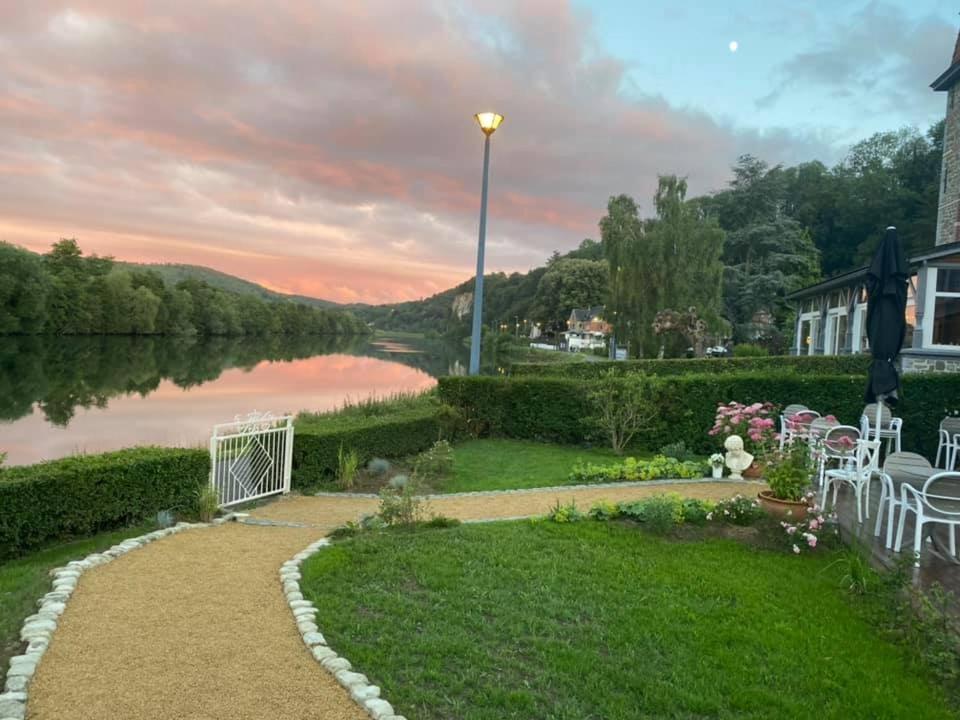 Maison Et Velos A Godinne Dans La Vallee De La Meuse Exterior photo